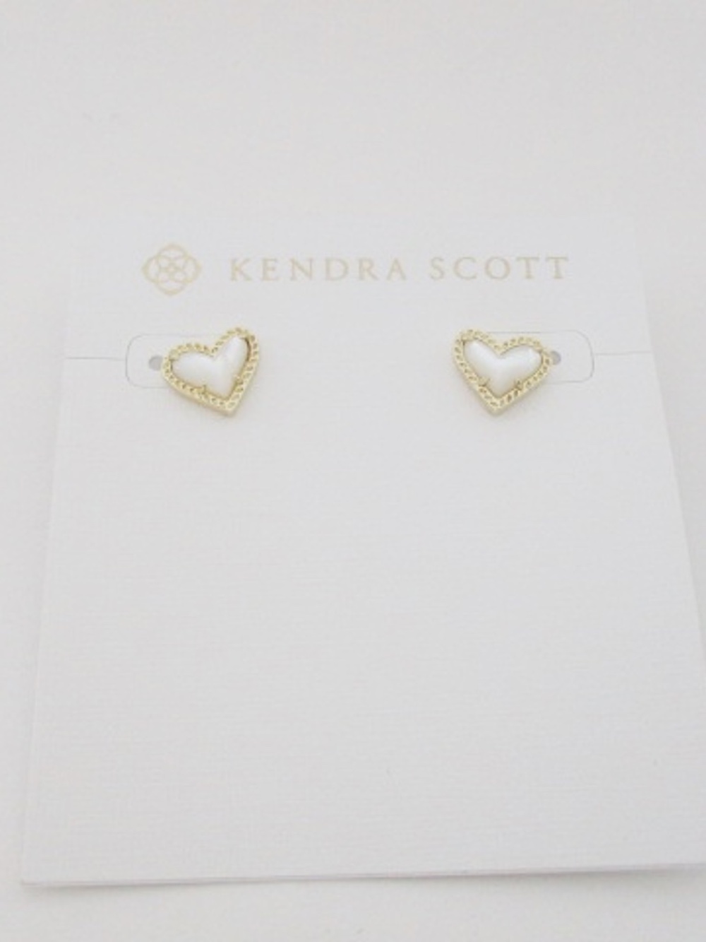 KENDRA SCOTT - Ari Heart Gold Stud Earrings